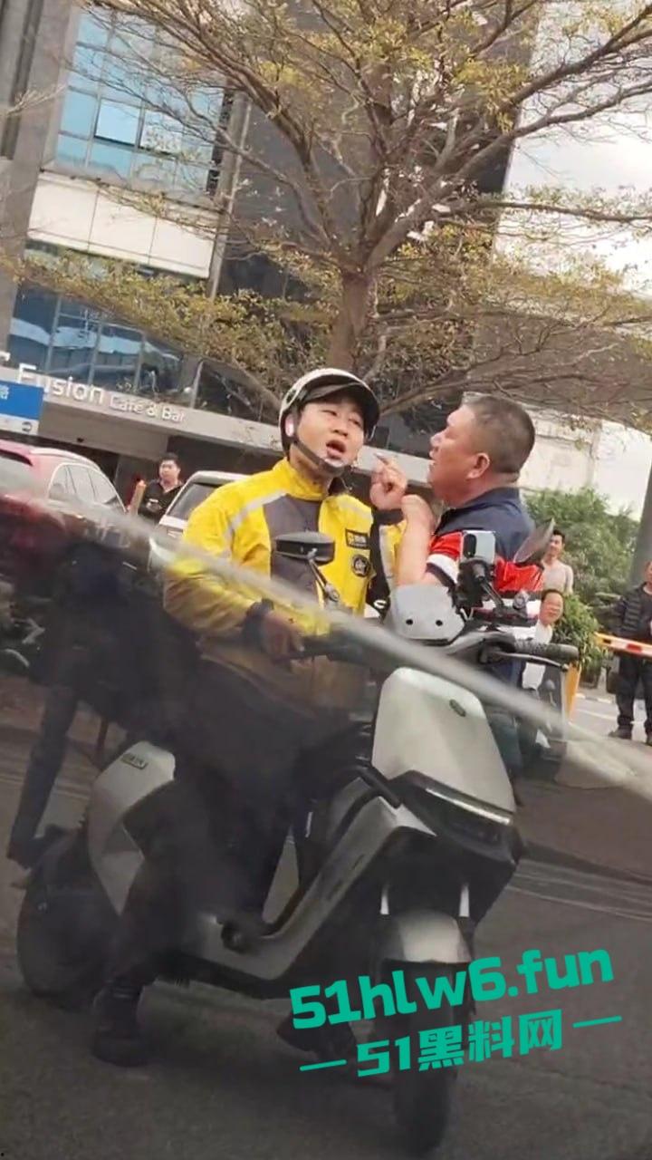 广东东莞网约车路怒哥,下车辱骂外卖员后备箱掏出铁棍,结果只是虚张声势吓唬人死活不敢动手。-1