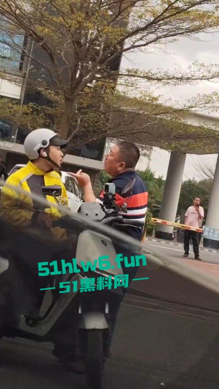 广东东莞网约车路怒哥,下车辱骂外卖员后备箱掏出铁棍,结果只是虚张声势吓唬人死活不敢动手。-3