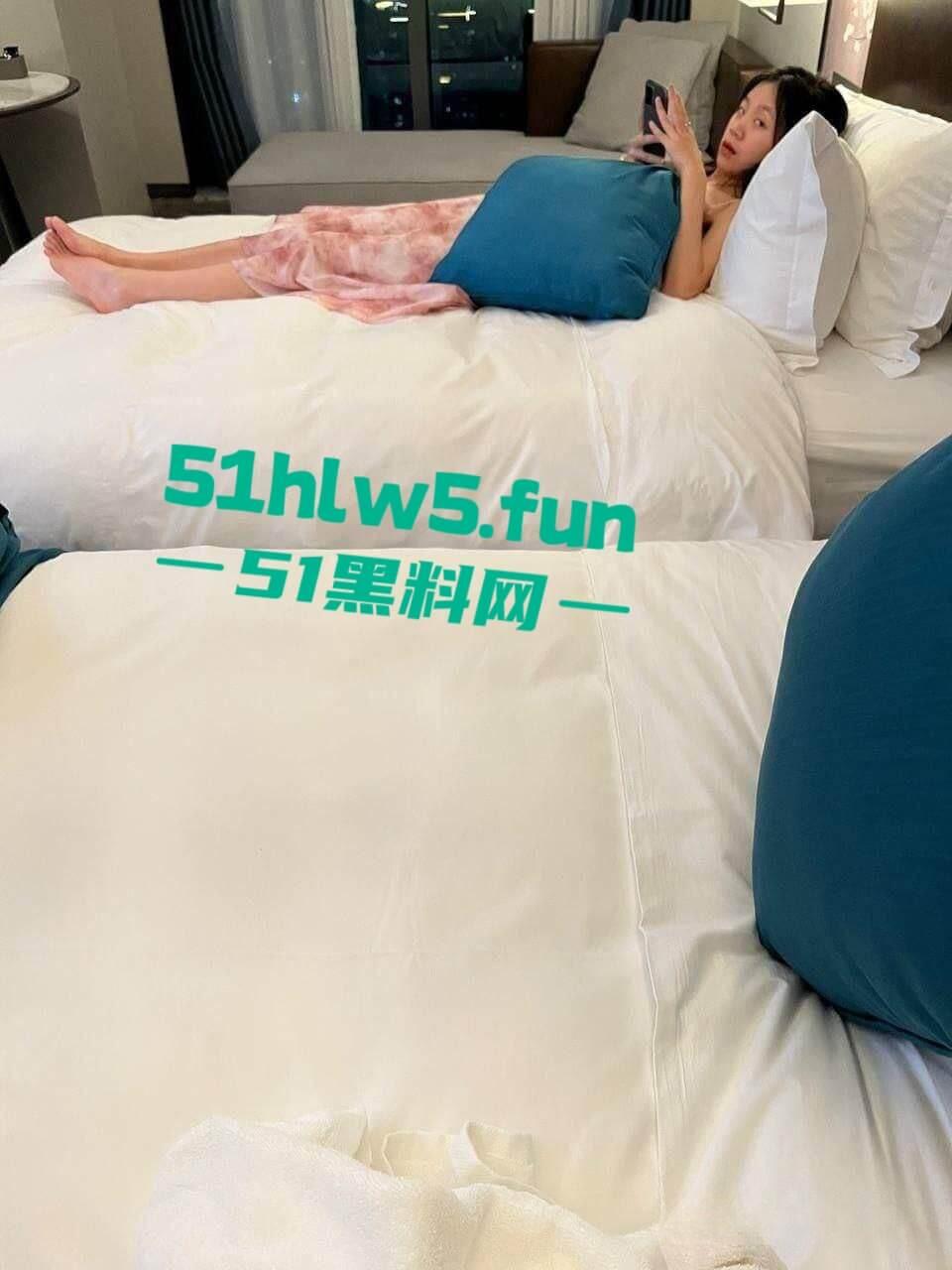 江苏师范学院【马月】极品身材大三女神,被金主包养带到酒店激情3P无套后入玩肛交全程高潮不断。-2