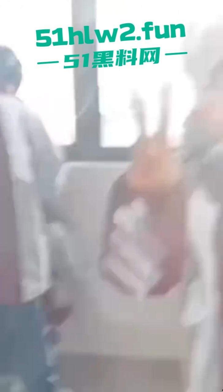 江苏淮阴中专教室走廊变活春宫!学生狗男女当众表演口交,偷拍视频疯传,学校沦为龟狗乐园!-2