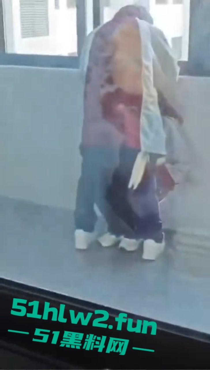 江苏淮阴中专教室走廊变活春宫!学生狗男女当众表演口交,偷拍视频疯传,学校沦为龟狗乐园!-5