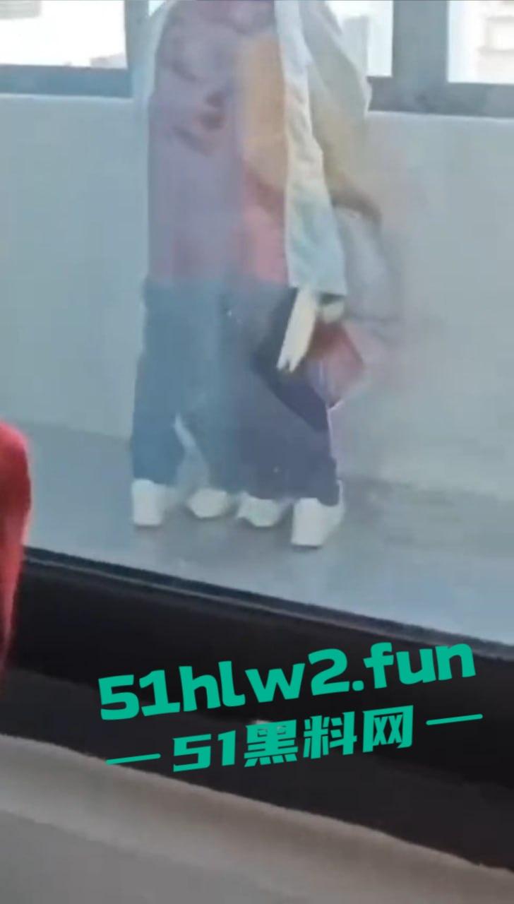 江苏淮阴中专教室走廊变活春宫!学生狗男女当众表演口交,偷拍视频疯传,学校沦为龟狗乐园!-6