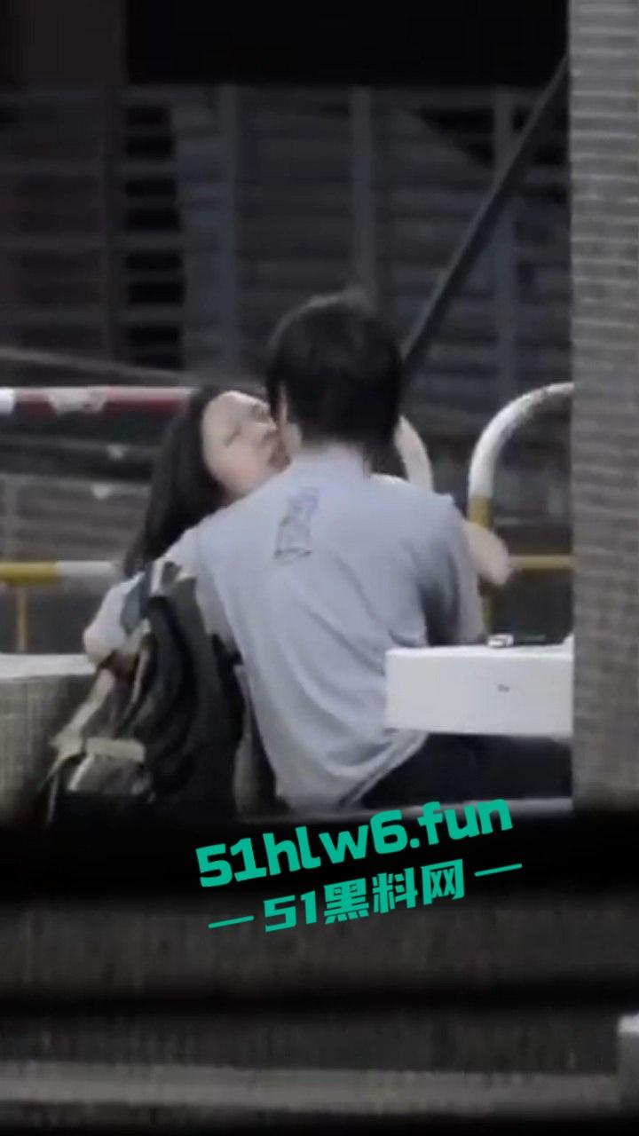 瓜友投稿,成都街头拍摄激情男女当街抠逼,女主表情销魂又迷离,不知道爽飞多少次了!-2