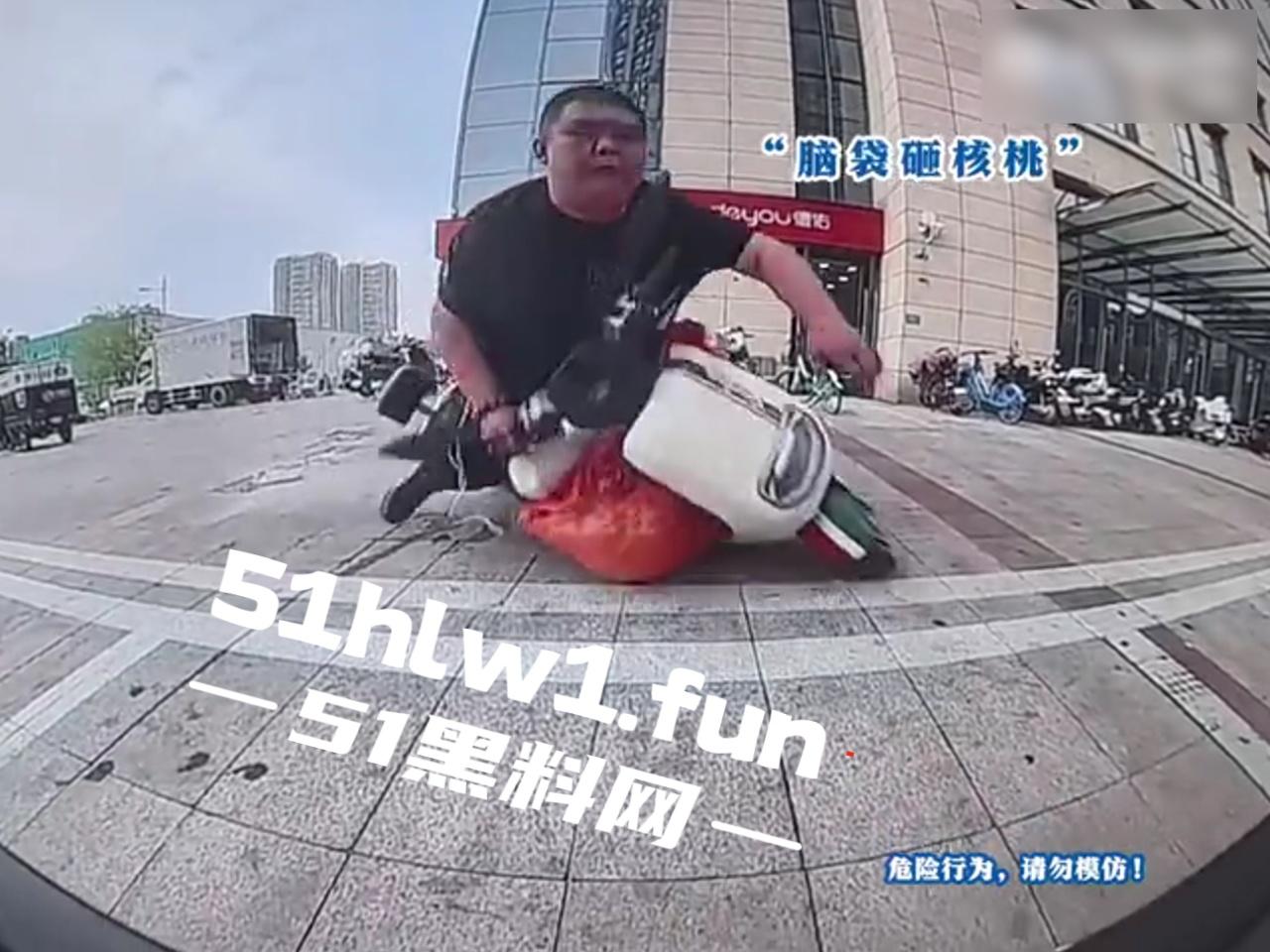 盘点今年奇葩车祸,监控下的搞笑瞬间,虽然明知是车祸,但还是不道德的笑了,有卧龙的地方必有凤雏啊!-1