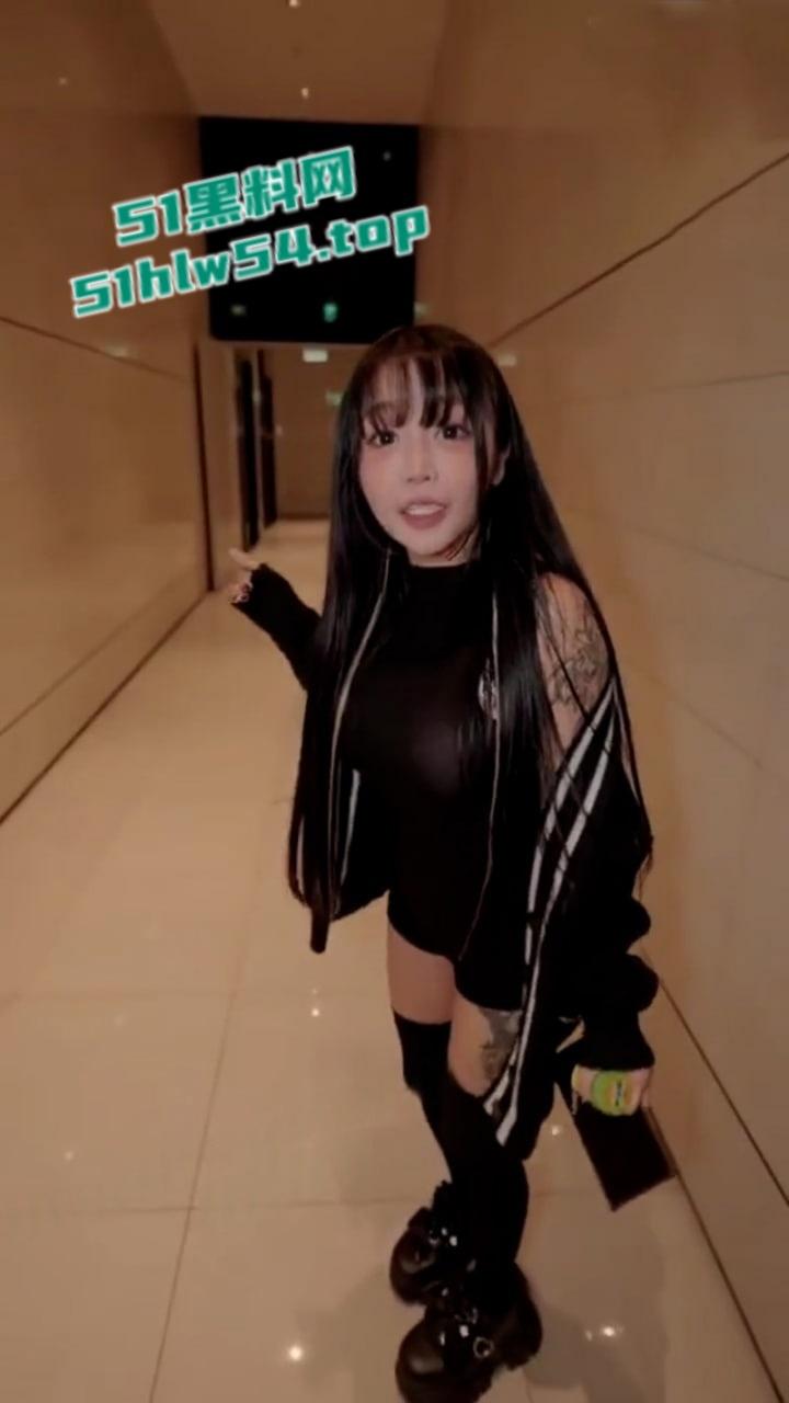 光头炮王【曾强】联手人气女优【苏樱花】演绎春天来了,骚气十足的纹身樱花女孩被光头大叔干到晕呼呼!-5