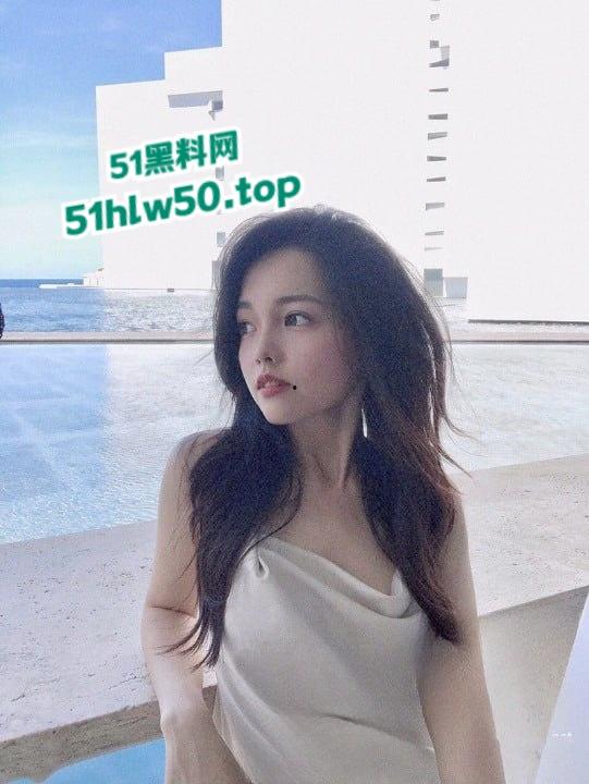 微博梨甜姨,加拿大清纯甜妹留学生【李天宜】跟男友性爱视频流出,跪在地上舔着大勾八被无套内射!-3