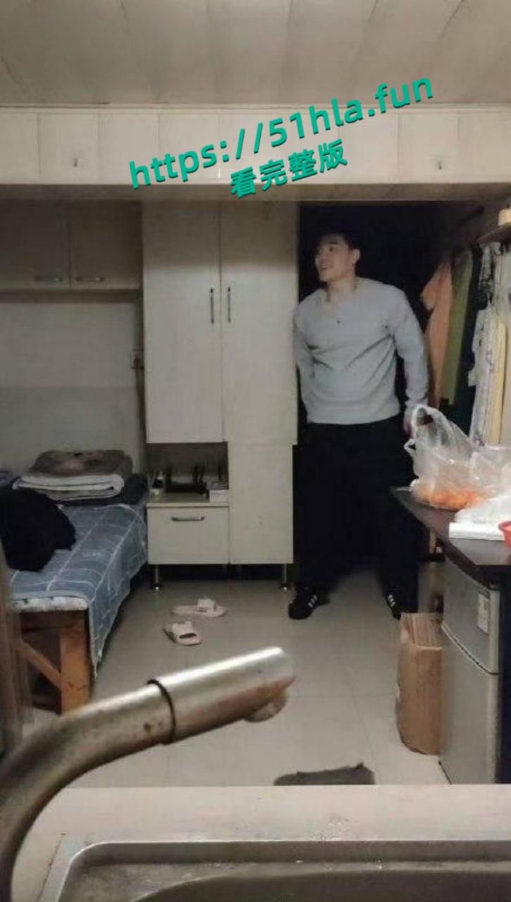 TS伪娘阿红劲爆大瓜,油腻大叔浓妆艳抹,专约帅气直男小伙,毒龙口爆后入肛穴,榨精堪比职业骚鸡!-5