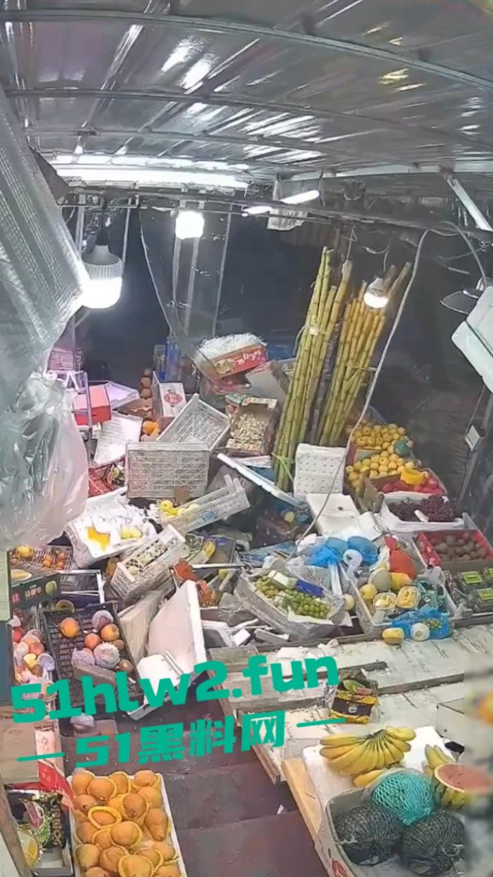 大连某水果店监控,恶意伤人事件曝光水果店老板不仅卖的贵,还缺斤少两以次充好被两男子报复砸摊。-3