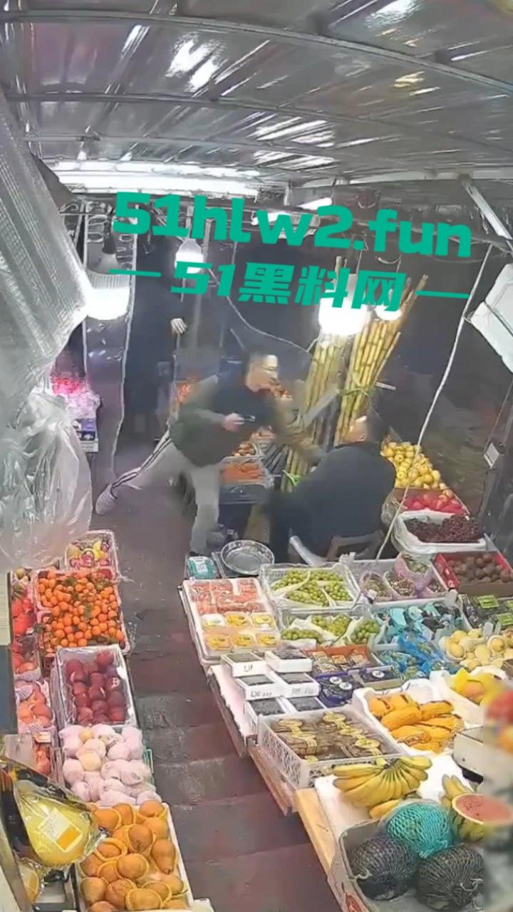 大连某水果店监控,恶意伤人事件曝光水果店老板不仅卖的贵,还缺斤少两以次充好被两男子报复砸摊。-4