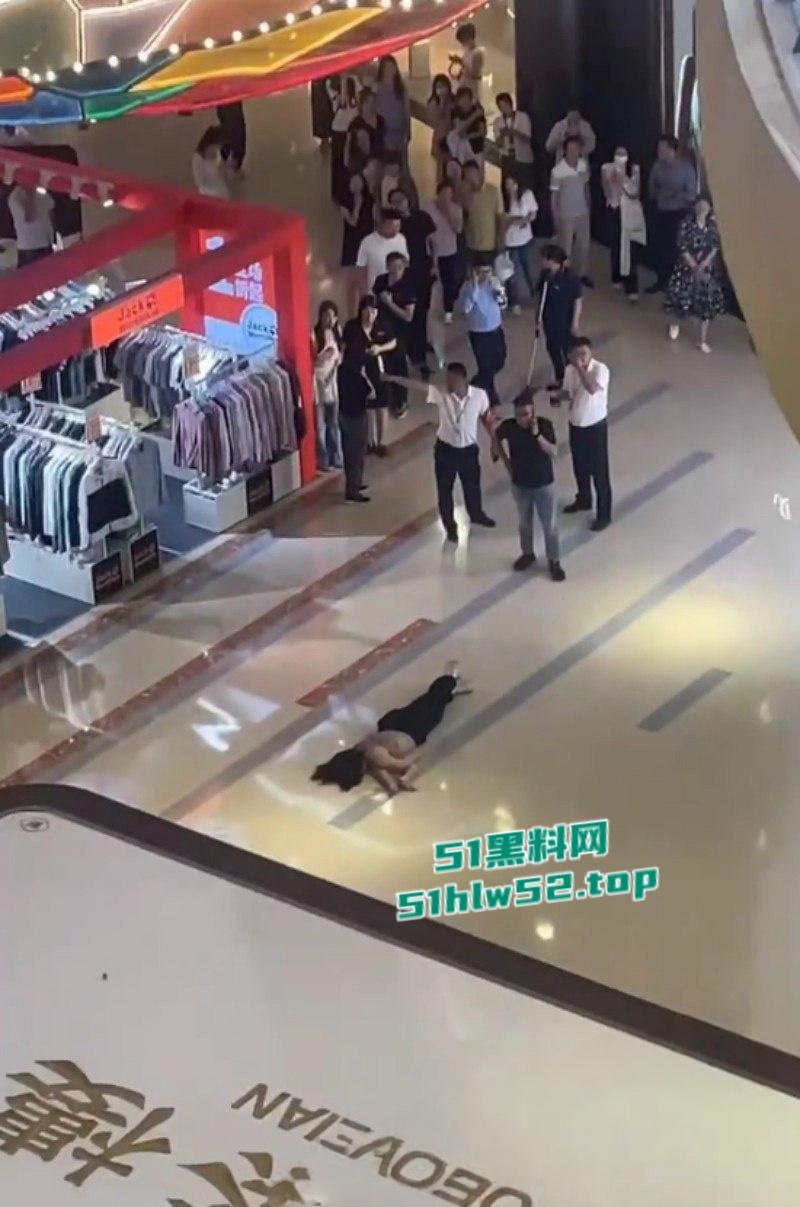 江苏扬州京华城商场内,女子跳楼轻生真相暴漏竟是与男友买奶茶发生分歧,一时冲动跳楼结束了生命!-2