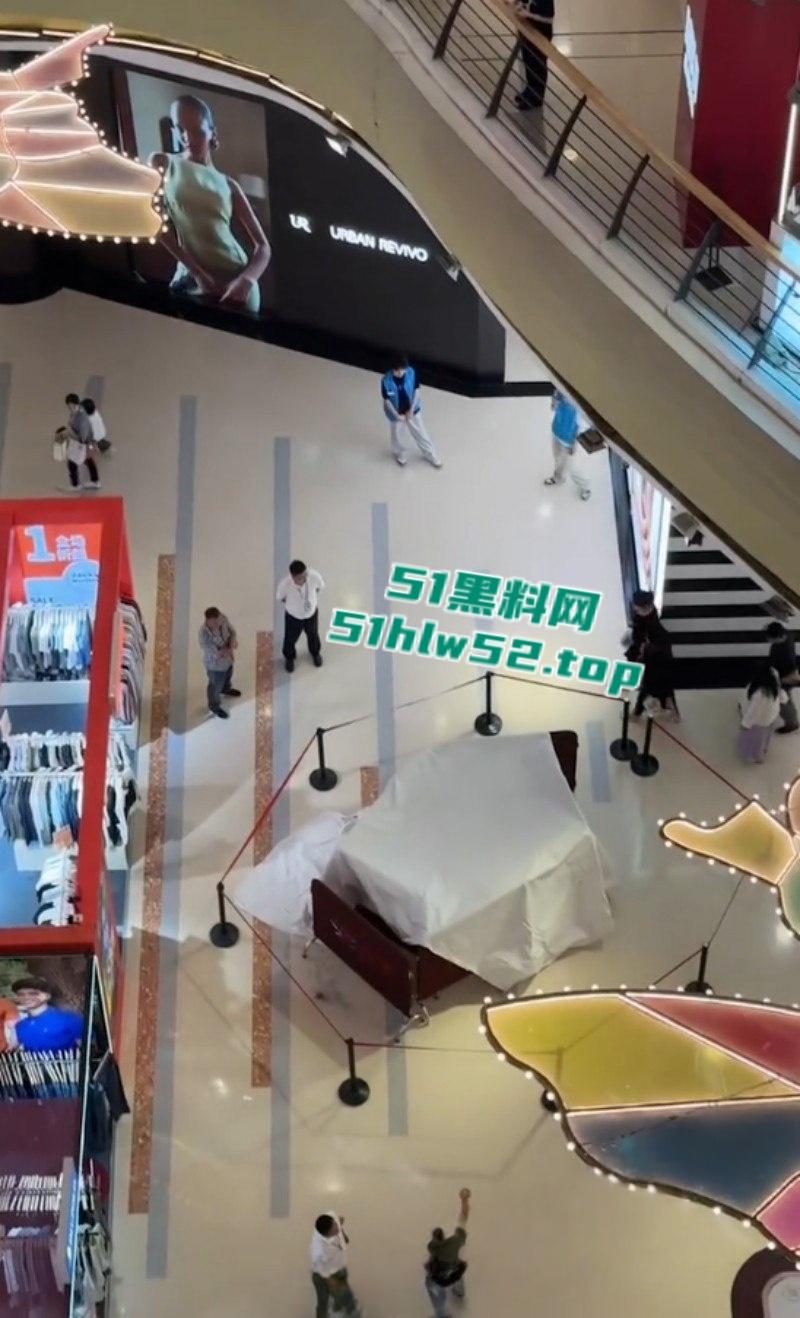 江苏扬州京华城商场内,女子跳楼轻生真相暴漏竟是与男友买奶茶发生分歧,一时冲动跳楼结束了生命!-4