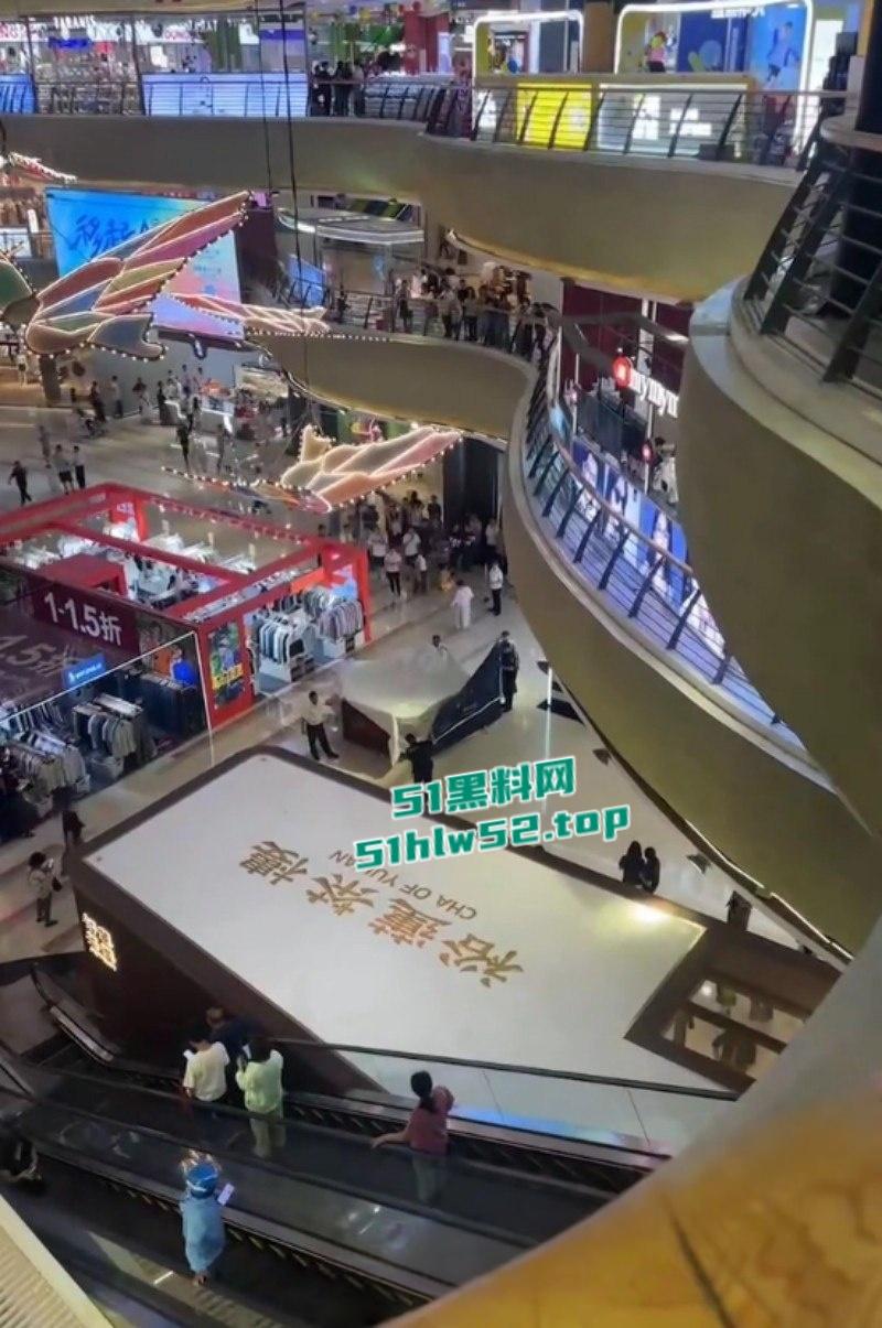 江苏扬州京华城商场内,女子跳楼轻生真相暴漏竟是与男友买奶茶发生分歧,一时冲动跳楼结束了生命!-5