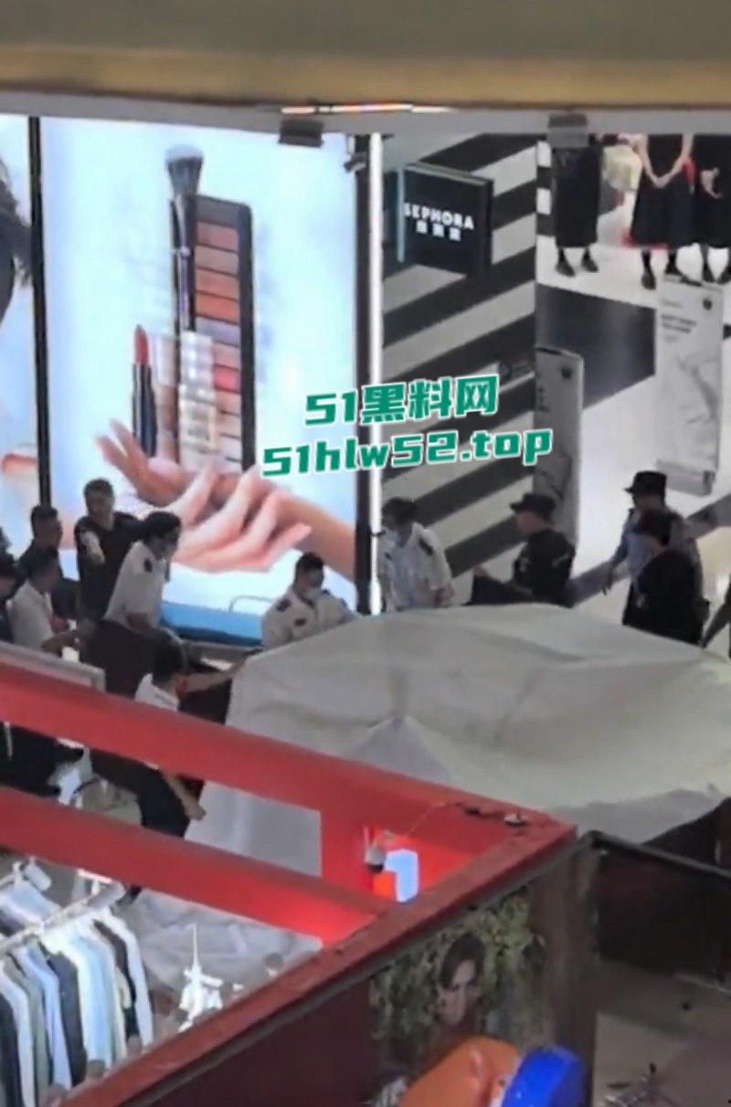 江苏扬州京华城商场内,女子跳楼轻生真相暴漏竟是与男友买奶茶发生分歧,一时冲动跳楼结束了生命!-6