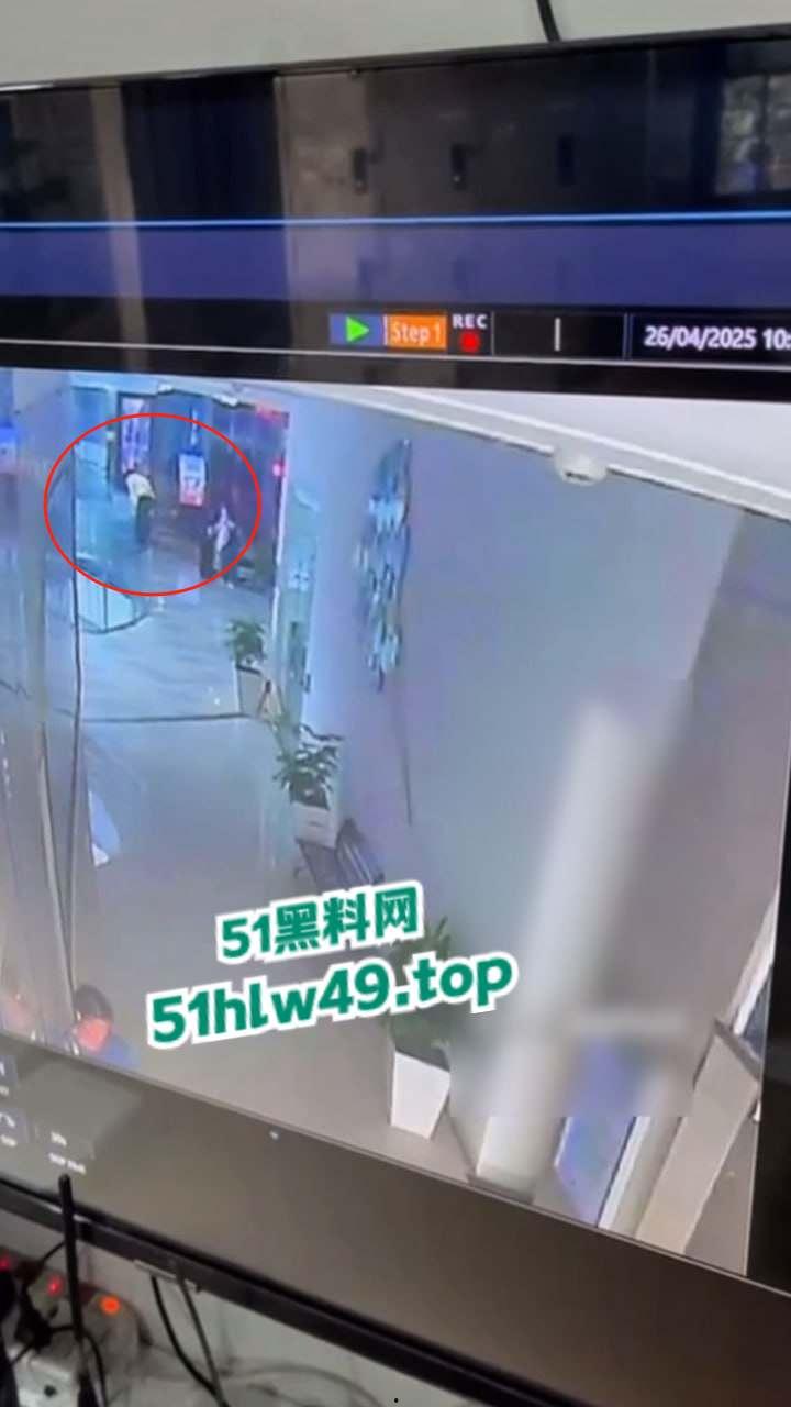 广东佛山万达广场,男子跳楼自杀监控画面流出,疑似感情受挫婚后竟被渣女带走全部财产想不开。-4