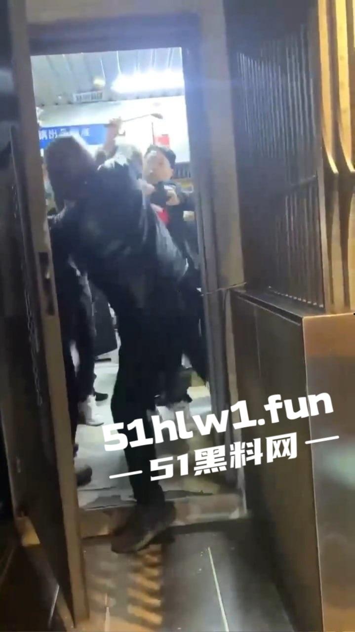 不顺心就干,能干绝不多逼逼,干就完事了快过年了,干完进去吃皇粮,管吃管住还不用操心年货!-6