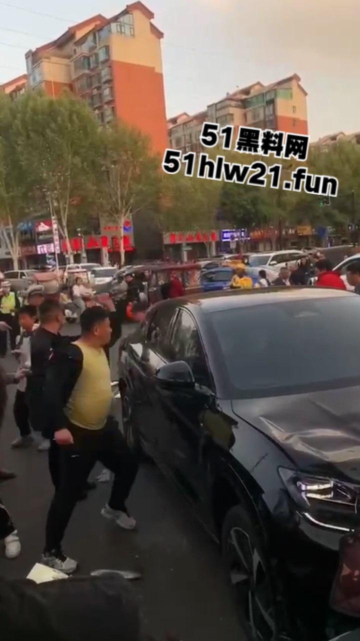 河南洛阳酗酒男驾车失控,闹市街区撞倒一片,倒霉路人头破血流命丢一半。-3