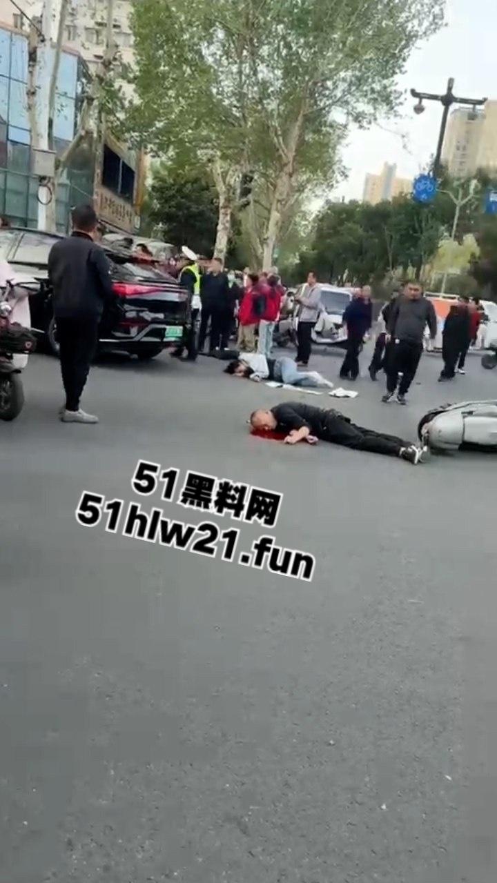 河南洛阳酗酒男驾车失控,闹市街区撞倒一片,倒霉路人头破血流命丢一半。-6