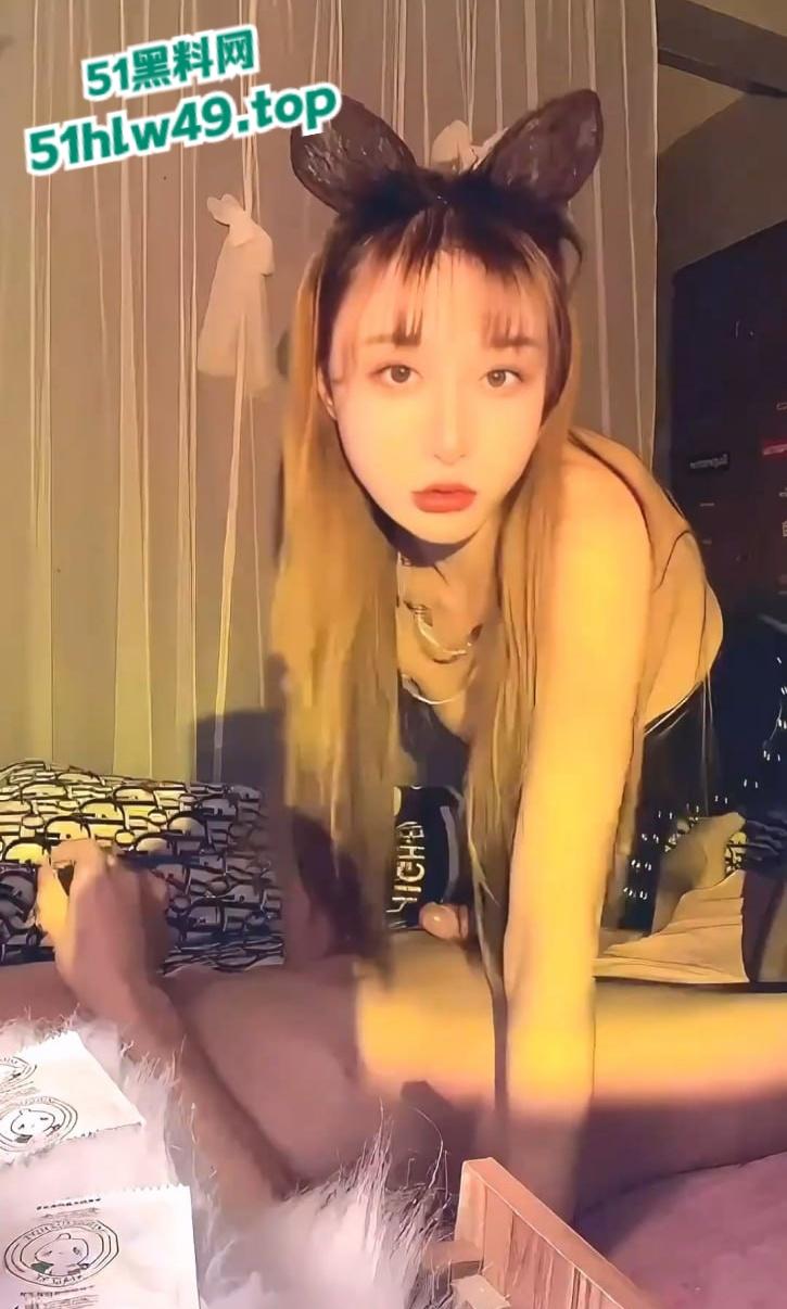 国产网红TS女优,高颜值人妖母狗性感黑丝美腿淫荡口交深喉,舔金主爸爸大肉棒蛋蛋,后入抽插肛交爆菊!-3