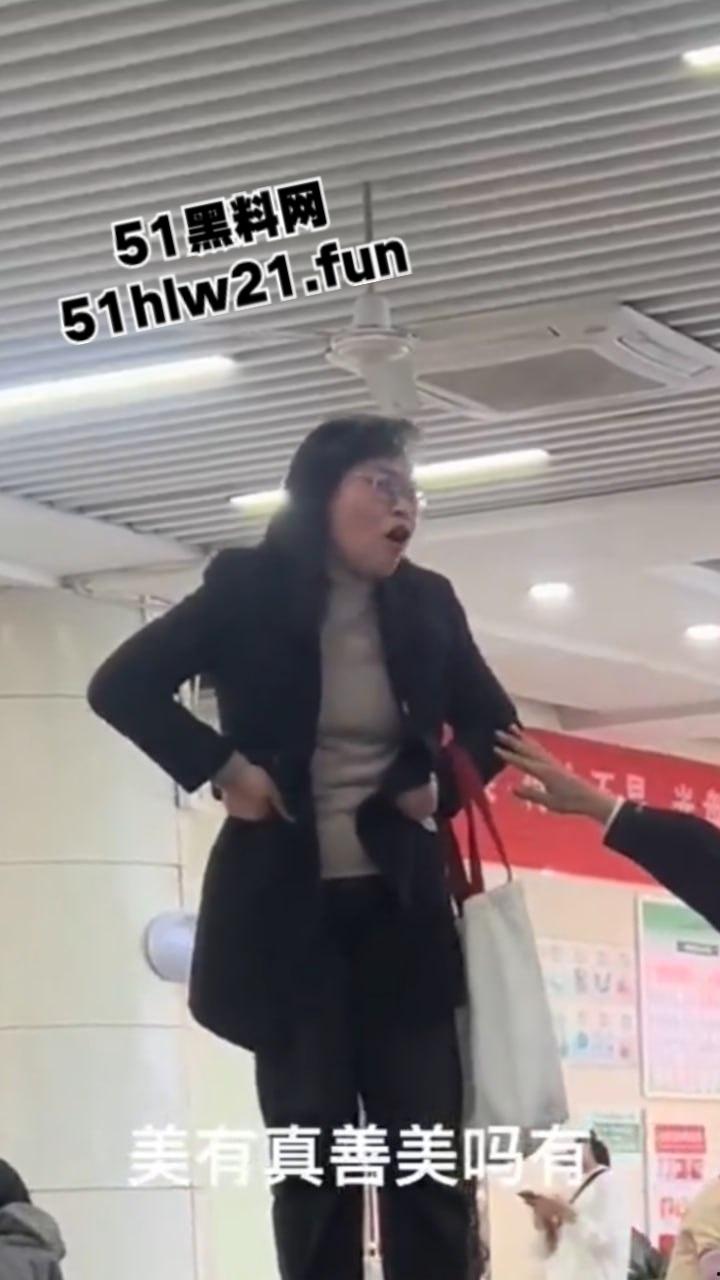 湖北大学女教师,在食堂痛哭发声称让学生看看体制的悲哀,自己老公在学校被捅死三年全无说法。-4