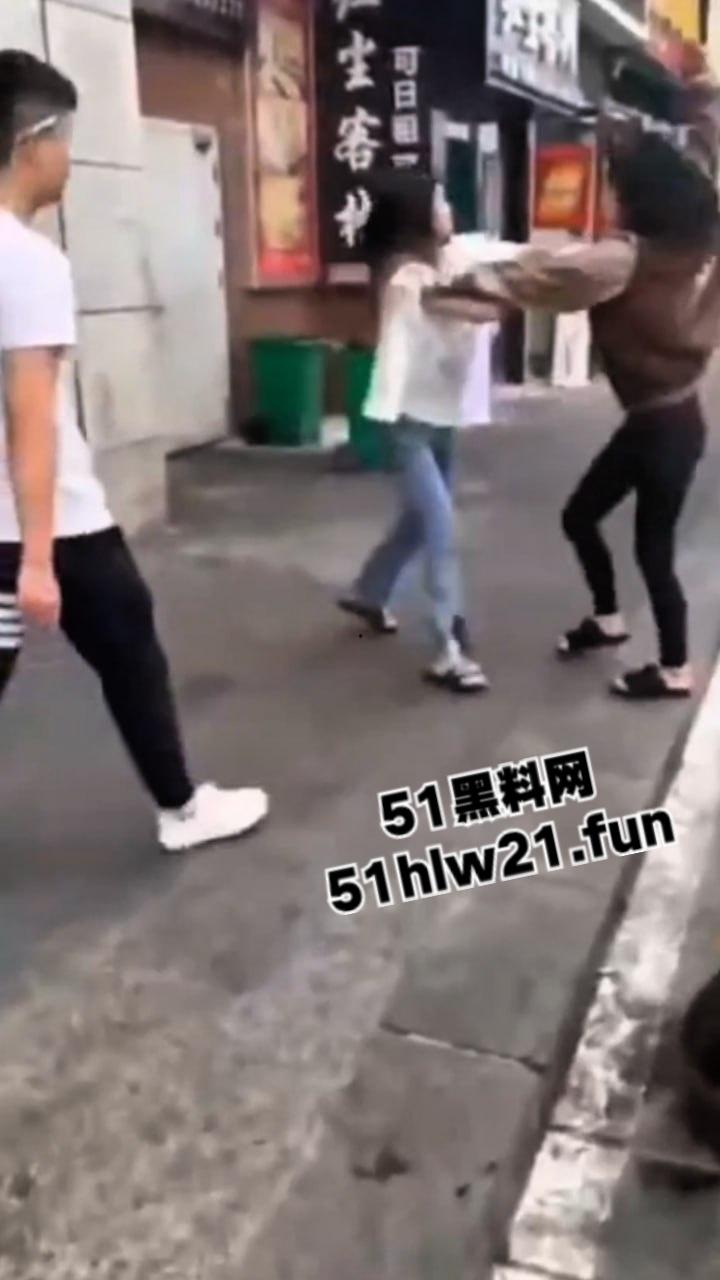 广西精神小妹砍人,俩小美女街头吵架短发妹直接掏出折叠刀,气急之下狂砍对方脸部,估计俩人都不敢装逼了吧!-4