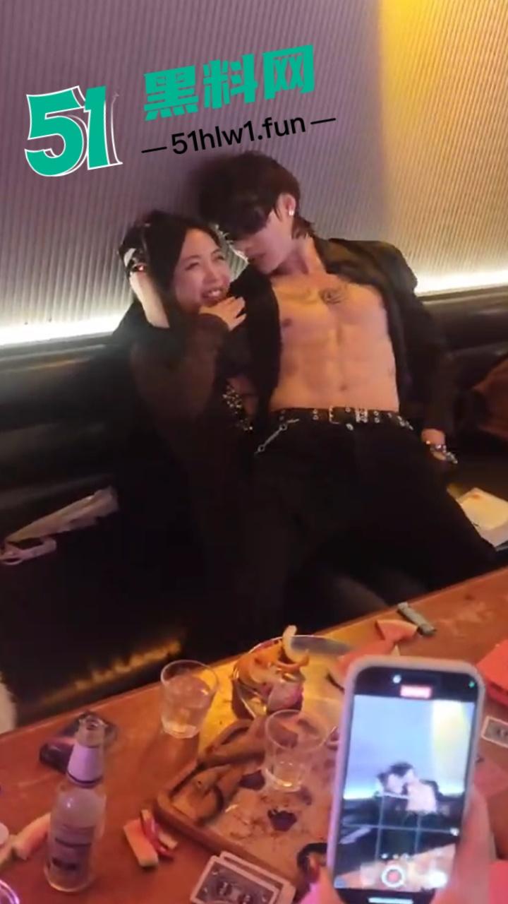 实拍上海商K富婆们的快乐生活,性感小富婆叫少爷裸露腹肌激情热舞,玩的富婆脸都红了。-5