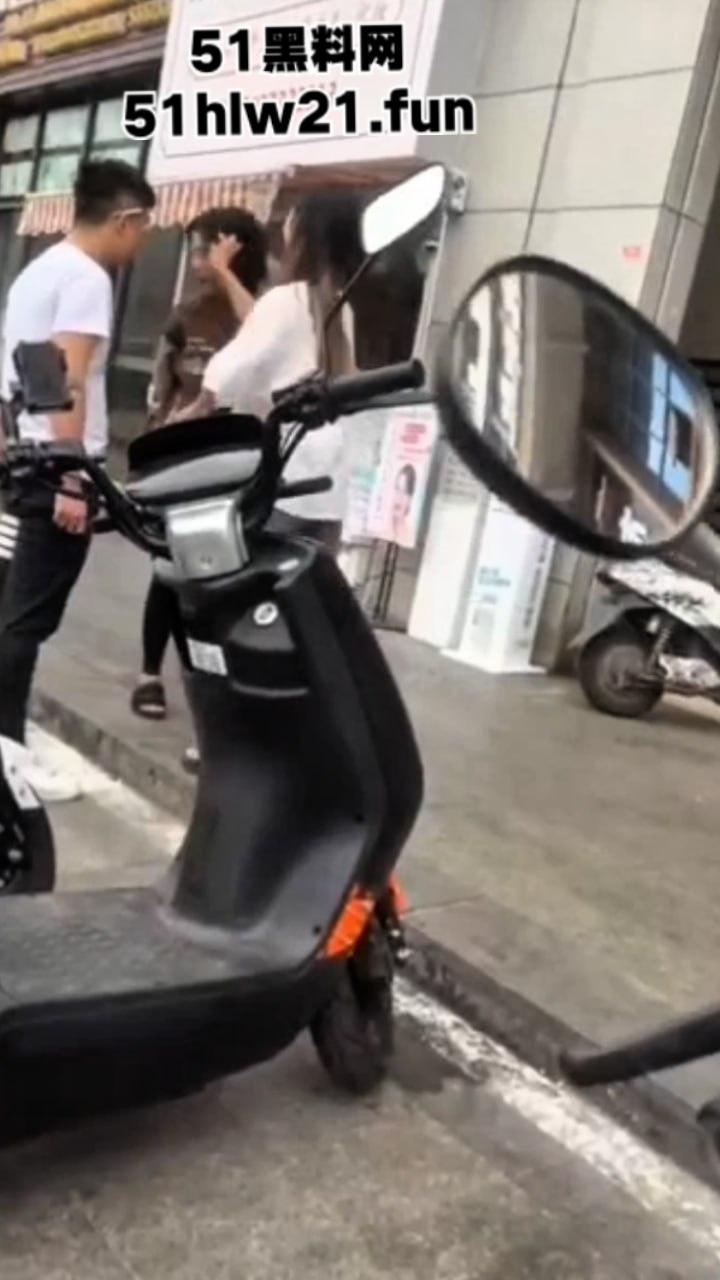 广西精神小妹砍人,俩小美女街头吵架短发妹直接掏出折叠刀,气急之下狂砍对方脸部,估计俩人都不敢装逼了吧!-8