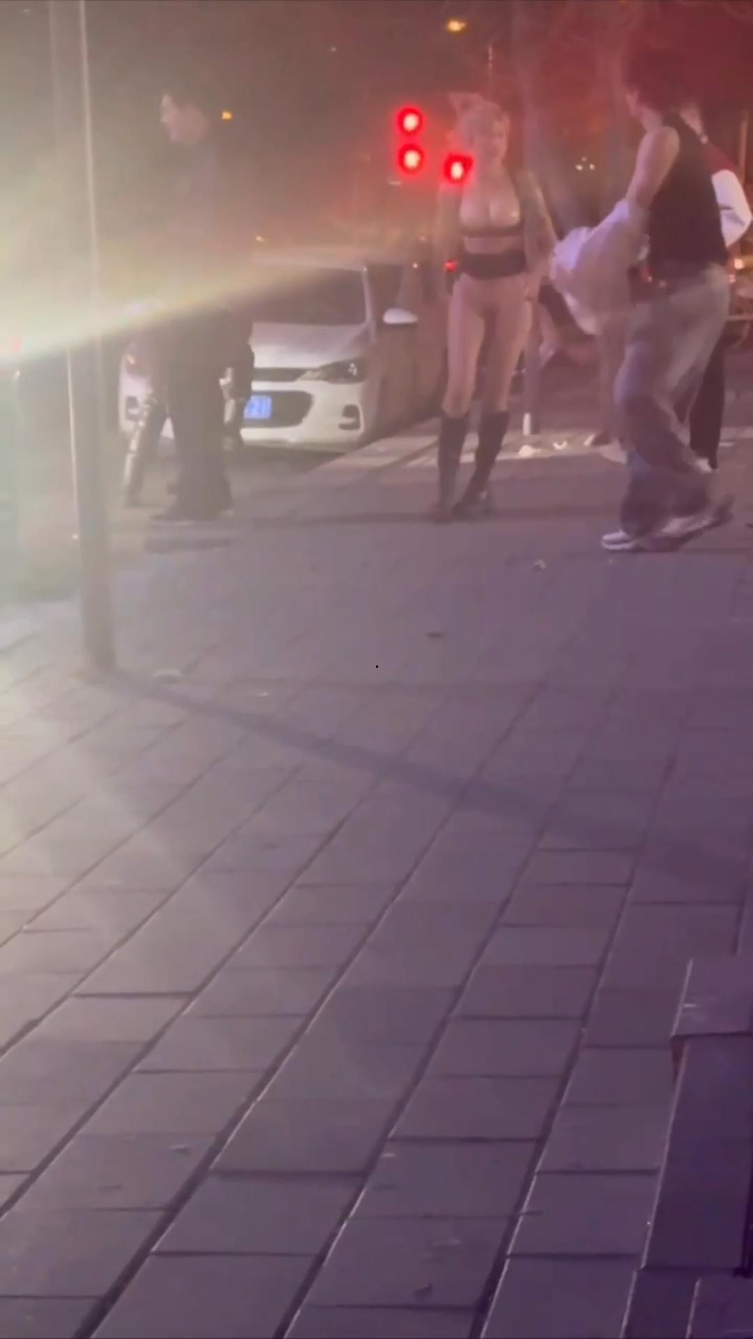 河北秦皇岛街头精神小妹与两男子吵架,脱光露逼喊人来操 惊呆旁边吃瓜路人 瓜友直呼这么好的事自己怎么没遇到-4