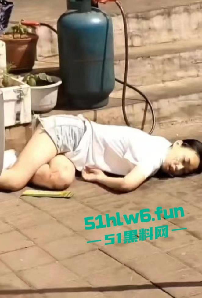 辽宁沈阳发生灭门惨案,在天山路亚明市场为争夺卖菜摊位产生冲突,男子拿猪肉刀当街杀害一家三口。-2