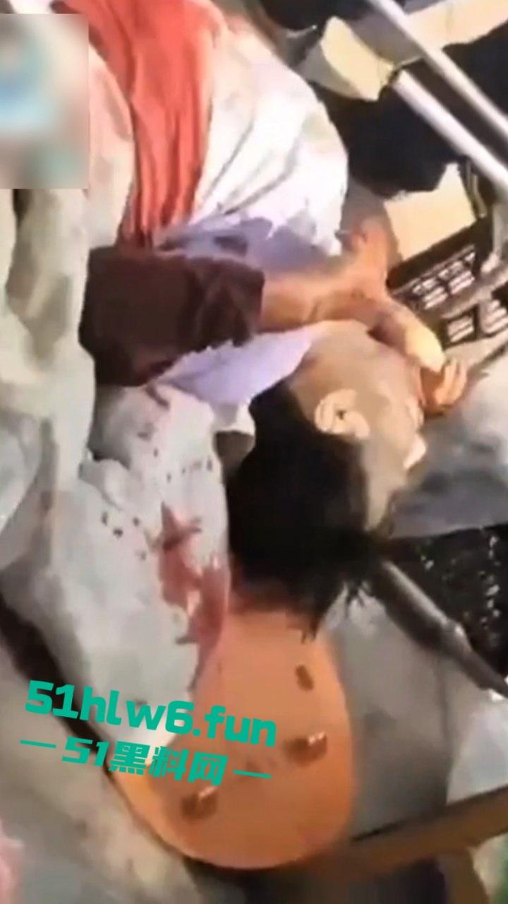 辽宁沈阳发生灭门惨案,在天山路亚明市场为争夺卖菜摊位产生冲突,男子拿猪肉刀当街杀害一家三口。-6