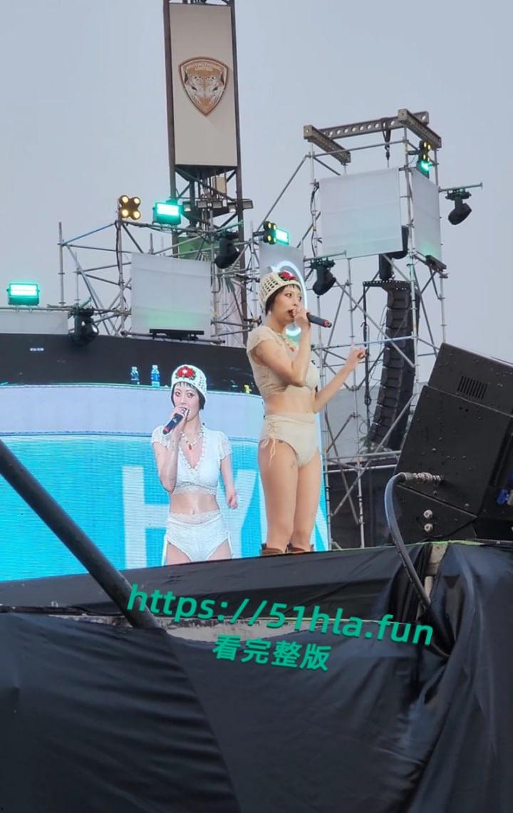 韩国人气明星【泫雅】清凉献唱舞台上火辣热舞,台下观众水枪互动呲水,湿身诱惑性感身躯完美展示!-8