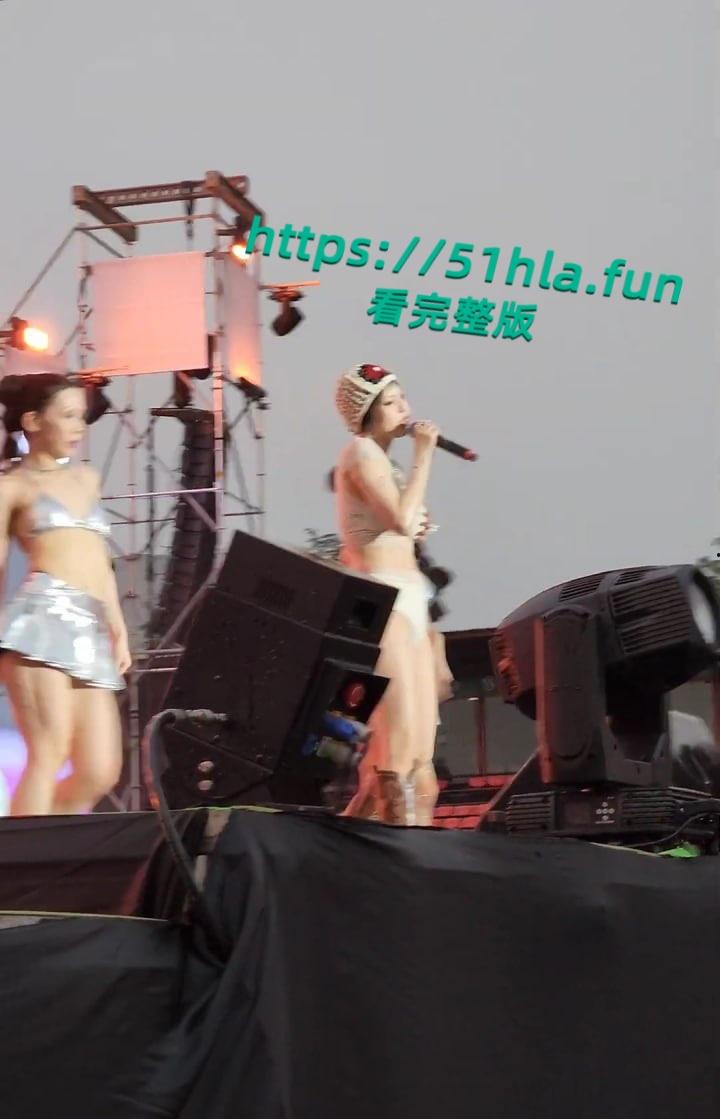 韩国人气明星【泫雅】清凉献唱舞台上火辣热舞,台下观众水枪互动呲水,湿身诱惑性感身躯完美展示!-9