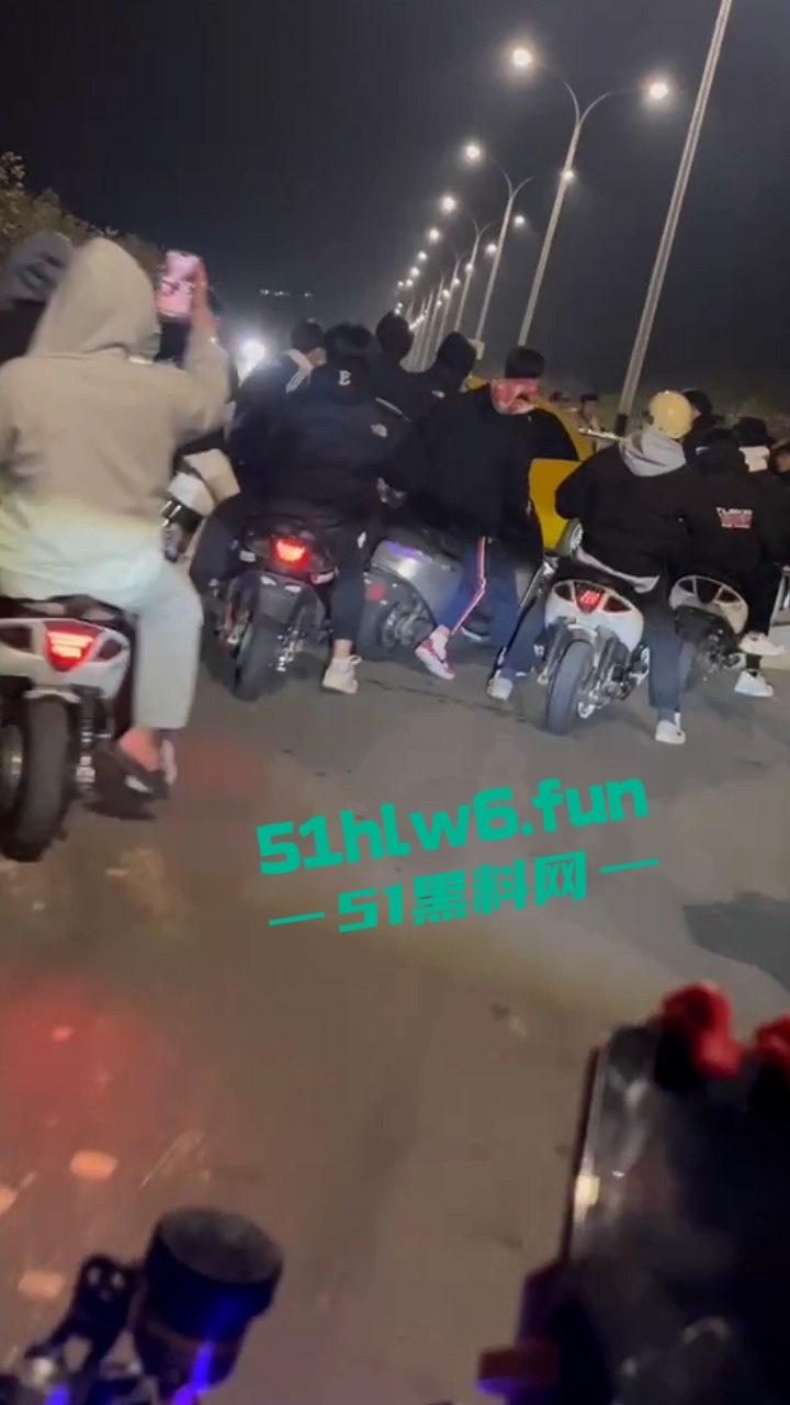 广东江门市电摩排位赛车祸,精神小伙深夜载人高速撞车,2男1女当场归西!-5