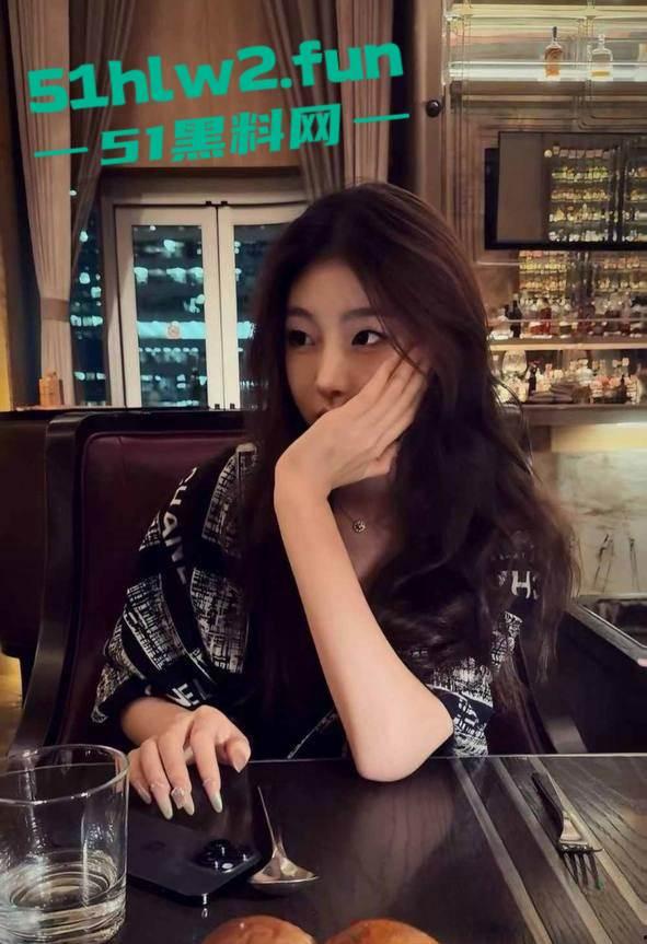 上海极品身材反差大二舞蹈生【刘静雯】被爆裸照网上勾引他人,车库男厕所性爱视频全网疯传。-8