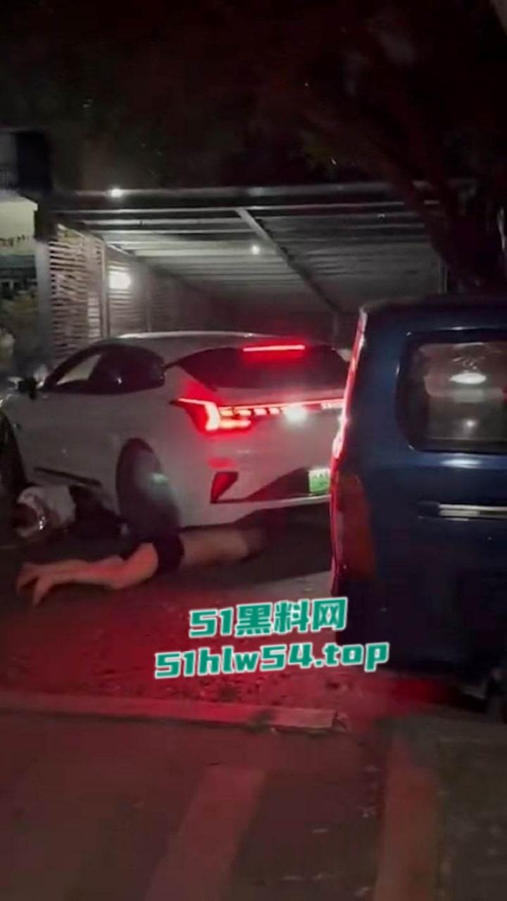 全网疯找现场视频,重庆巴南融汇半岛,白色私家车鸣笛引发路人不满被指责,后冲撞民众反复碾压致1死4伤!-2