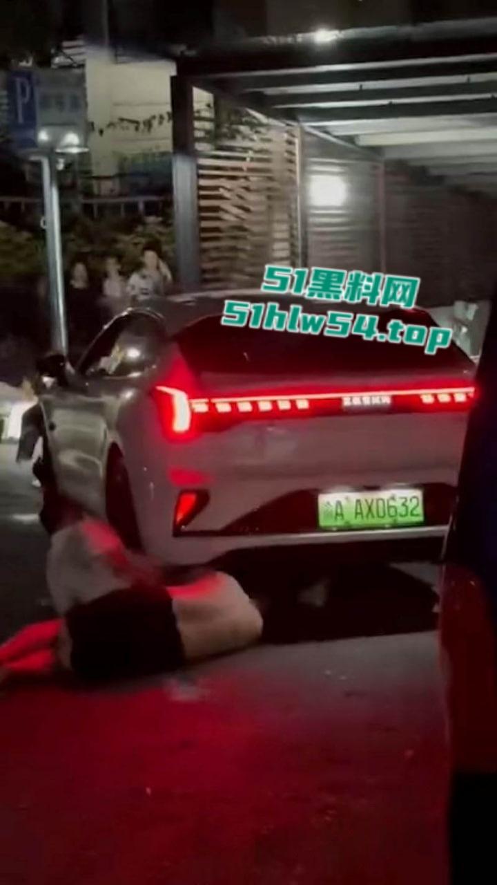 全网疯找现场视频,重庆巴南融汇半岛,白色私家车鸣笛引发路人不满被指责,后冲撞民众反复碾压致1死4伤!-3
