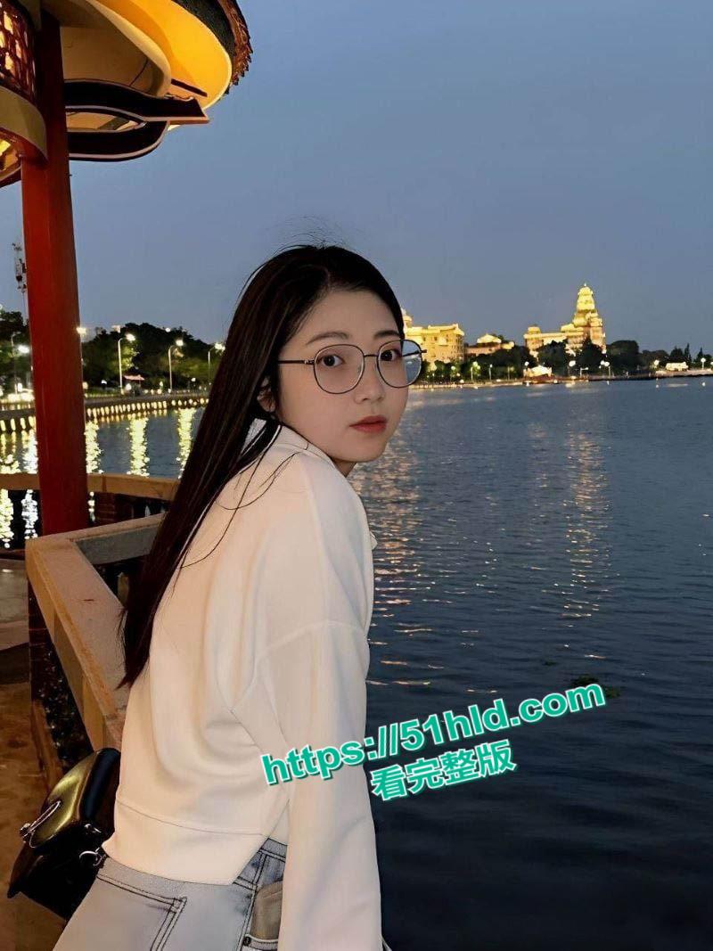 四川清纯护士【黄依琳】大尺度视频，黑丝眼镜母狗床上淫水横流，红唇挑逗让人心跳加速！-1