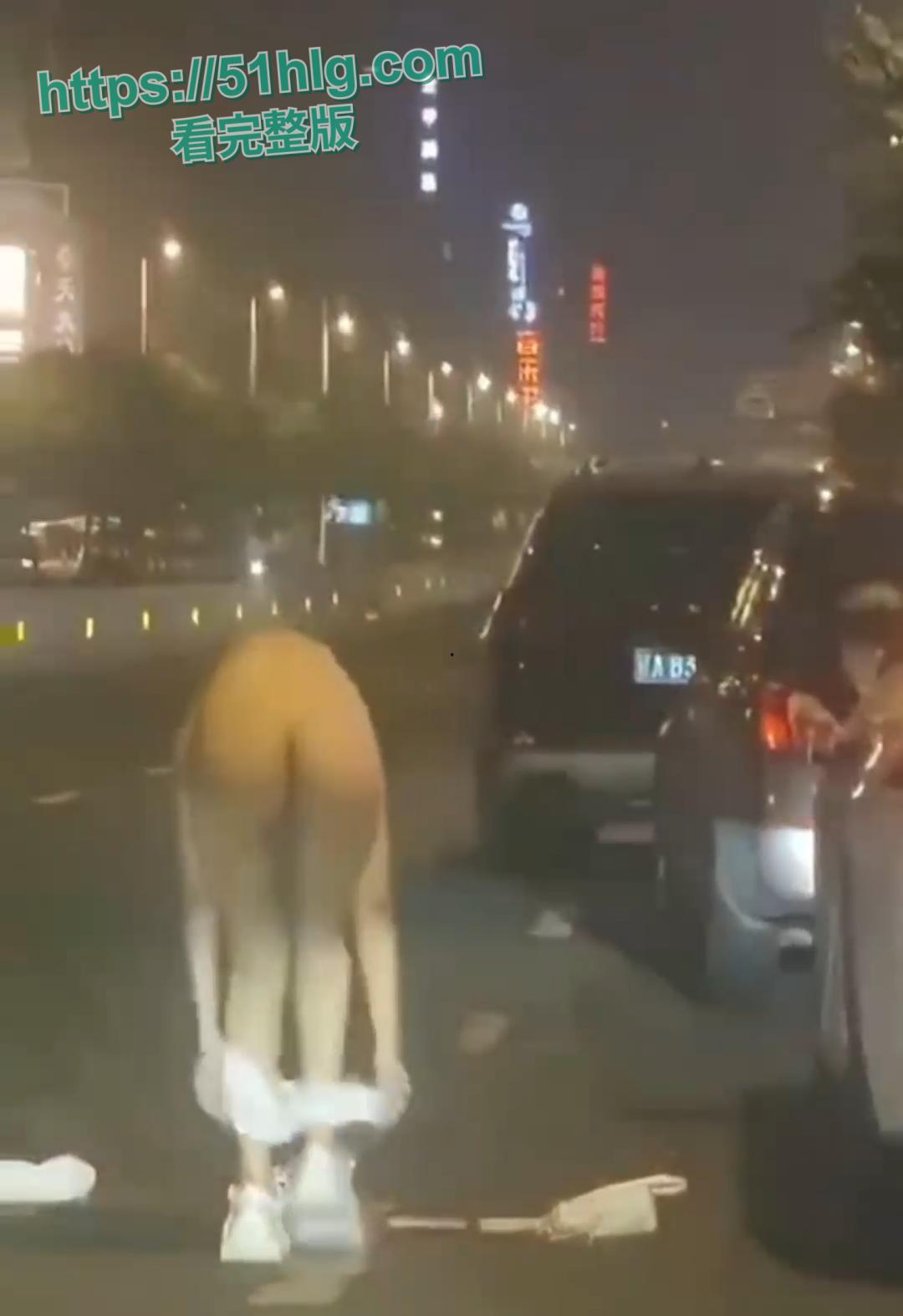 【沈阳】街头火爆一幕!情侣斗气,靓妹当场脱衣,性感身材白皙皮肤,围观群众大饱眼福!-3