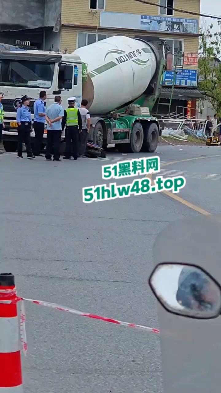 四川泸州男子拐弯超车不看路,未带头盔被重型大车压爆脑袋,当场惨变无头尸。-6