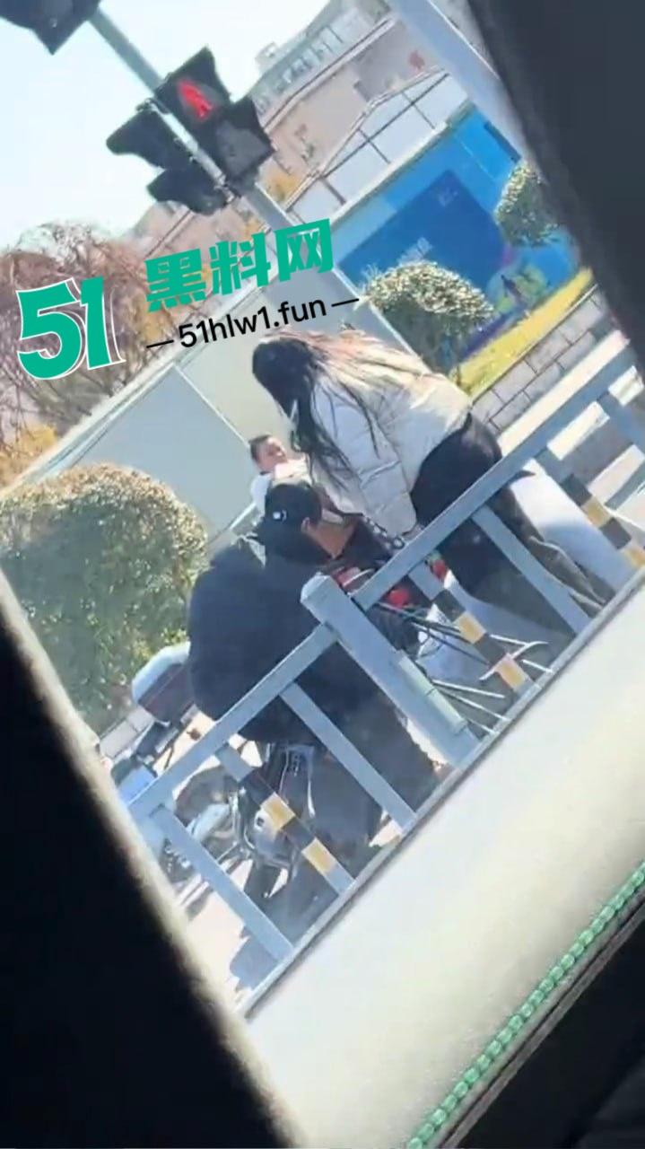 宁波街头闹剧吵架吵到电瓶车上,宁波一对男女疯鞭打电瓶车 这是吵架还是电瓶车得罪了谁?-2