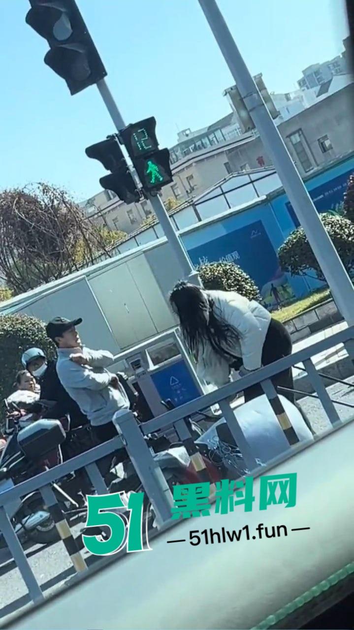 宁波街头闹剧吵架吵到电瓶车上,宁波一对男女疯鞭打电瓶车 这是吵架还是电瓶车得罪了谁?-3