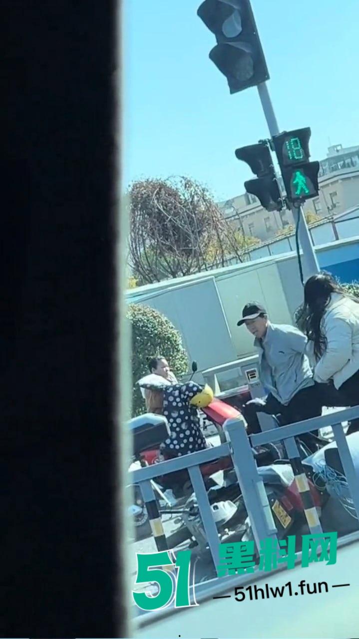 宁波街头闹剧吵架吵到电瓶车上,宁波一对男女疯鞭打电瓶车 这是吵架还是电瓶车得罪了谁?-5