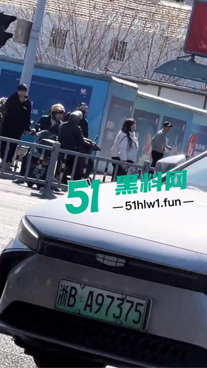 宁波街头闹剧吵架吵到电瓶车上,宁波一对男女疯鞭打电瓶车 这是吵架还是电瓶车得罪了谁?-7