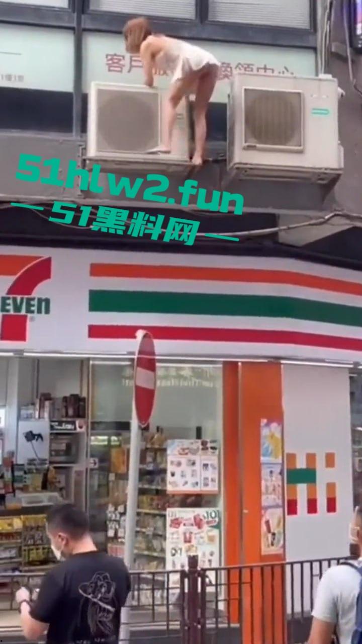 香港街拍长腿小三被原配捉奸来不及穿衣,仅穿睡裙夺窗而逃一群男人帮助逃离,路人视角让人羡慕。-2