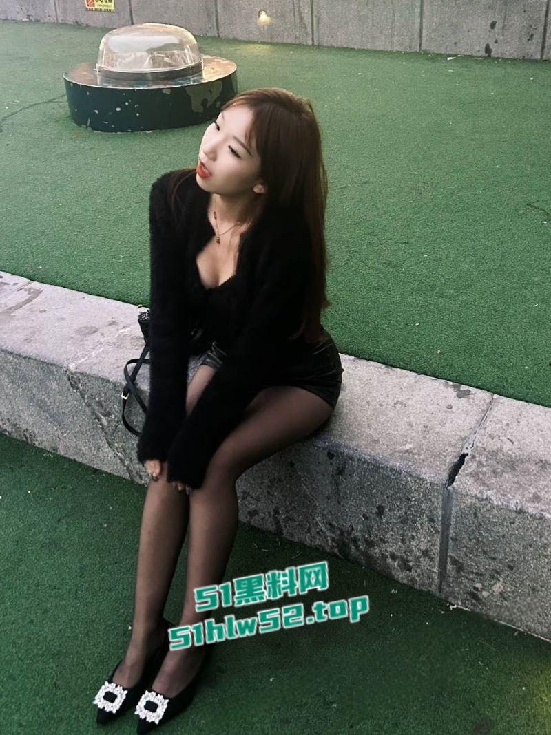 骚货【陈佳怡】惨遭男友曝光，男友联手同学双人不断狂操3P性爱视频流出，骚货淫水床上狂喷！-1