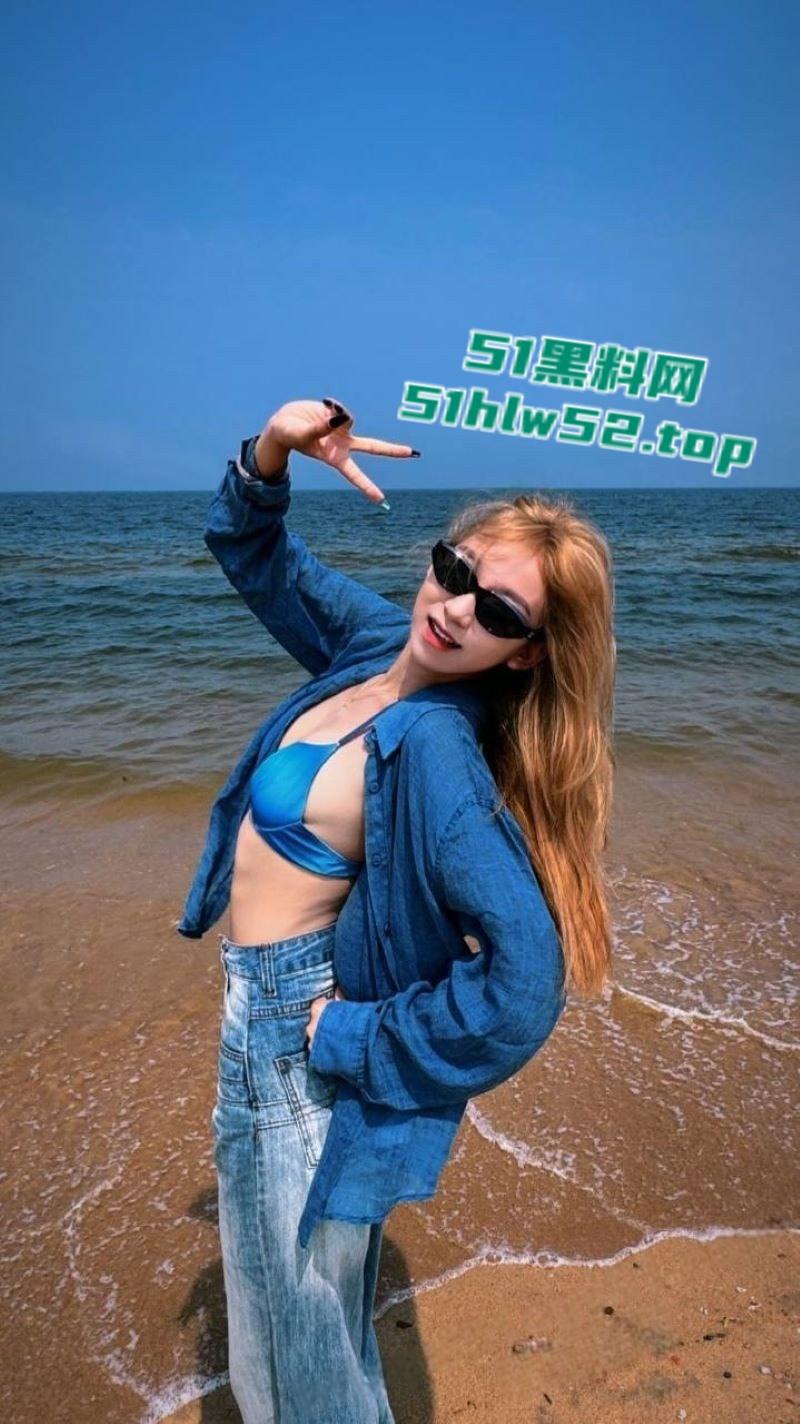 骚货【陈佳怡】惨遭男友曝光，男友联手同学双人不断狂操3P性爱视频流出，骚货淫水床上狂喷！-3