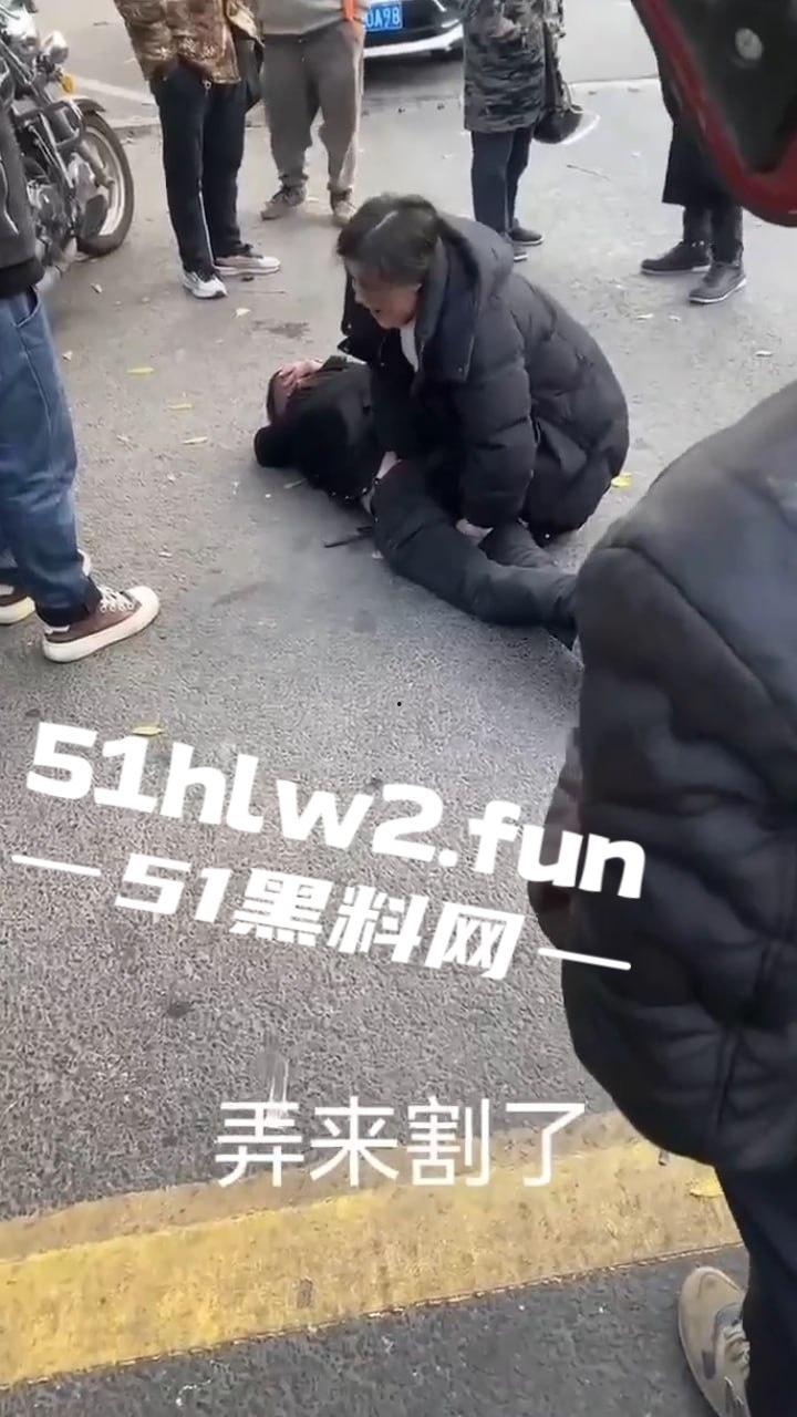 大哥以处对象名义,白操女人一年多 一分钱不花,连件衣服都不买还想分手被女子追到工地一顿暴打。-3