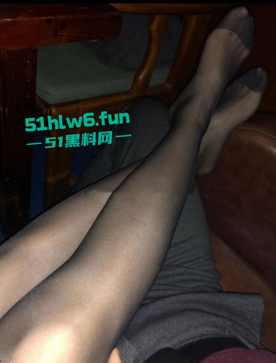 网传某航空公司【李丫丫】自爆出轨男友老爸,给男友欣赏被他亲爸爸扯坏的丝袜。-11