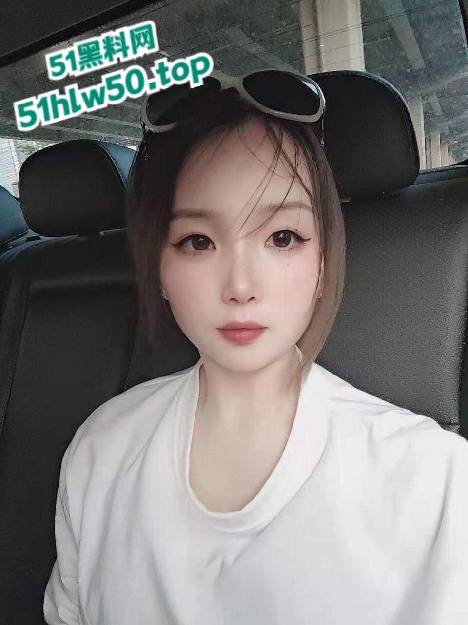 云南昆明汽车销售员【冰冰】淫荡人妻,淫乱视频惨遭情人泄密流出,黑丝骚穴特写!-1