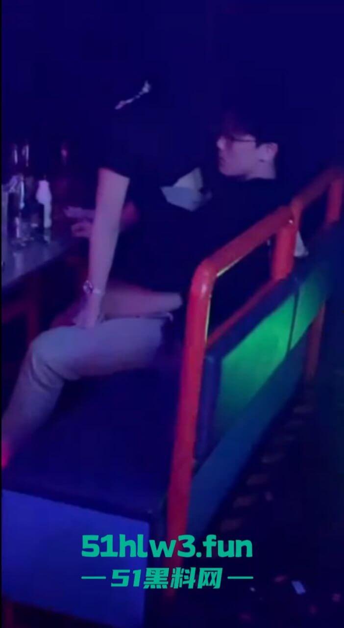 辽油三高学生【王庸昊】与女同学在酒吧现场doi被拍,桌底吃鸡上位骑乘刺激爆棚。-2