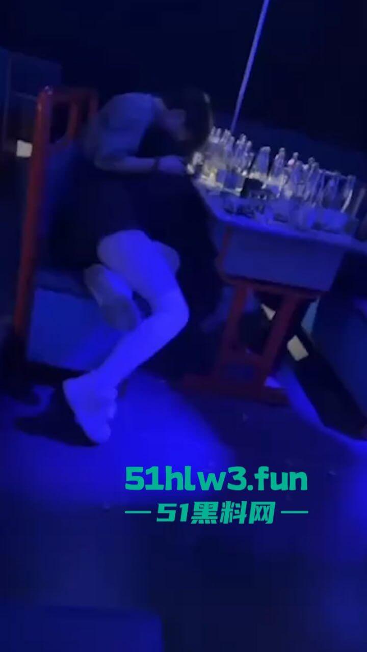 辽油三高学生【王庸昊】与女同学在酒吧现场doi被拍,桌底吃鸡上位骑乘刺激爆棚。-4